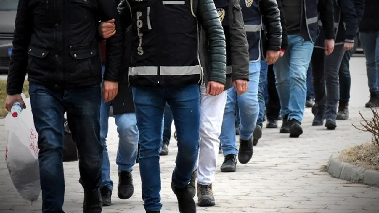 170-bin-dolarlik-fonu-iside-aktarmislar-16-ilde-operasyon-43-gozalti-a3QCmnQK.jpg