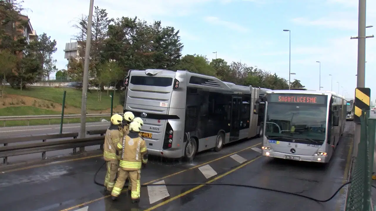 acibadem-duraginda-metrobus-yangini-seferler-normale-dondu-EW8axUs7.jpg