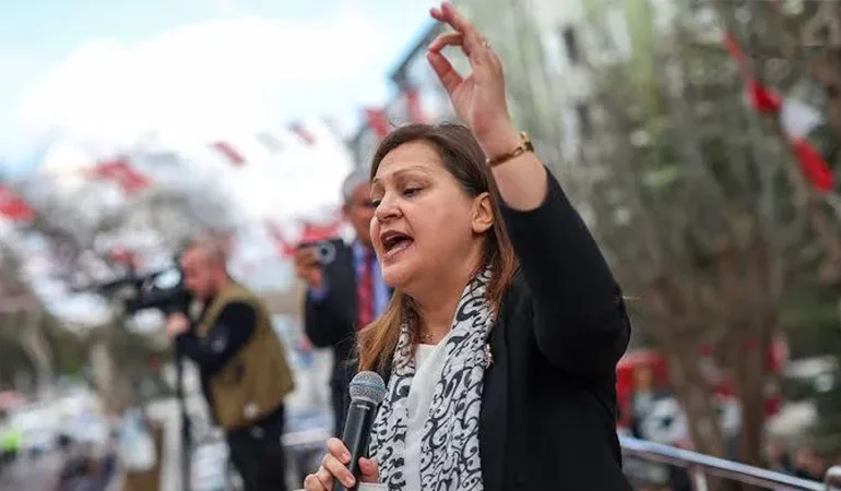 akpli-isim-burcu-koksal-ak-partiye-geciyor-beyefendi-grup-toplantisinda-rozetini-takacak-llAbCLAV.webp