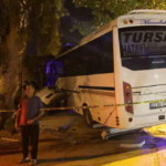 alkollu-surucunun-kullandigi-minibus-is-yerine-daldi-2-yarali-u9fYffZX.jpg