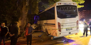 alkollu-surucunun-kullandigi-minibus-is-yerine-daldi-2-yarali-u9fYffZX.jpg