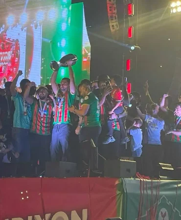 amedspor-sampiyonluk-kupasini-on-binlerle-kaldirdi-lige-renk-katacagiz-36eaf2vU.webp