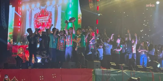 amedspor-sampiyonluk-kupasini-on-binlerle-kaldirdi-lige-renk-katacagiz-36eaf2vU.webp