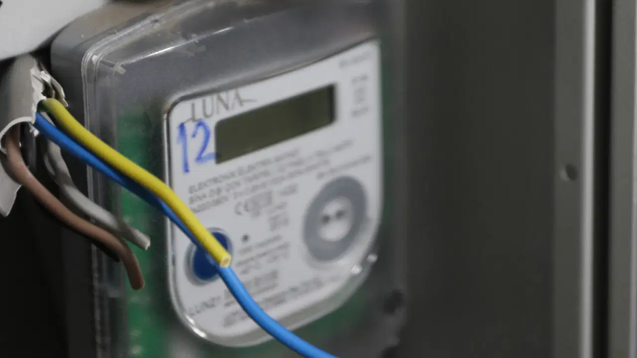 antalyada-bir-garip-olay-ev-sahibinin-borcu-nedeniyle-tum-binanin-elektrigi-kesildi-ne9CrEnm.jpg