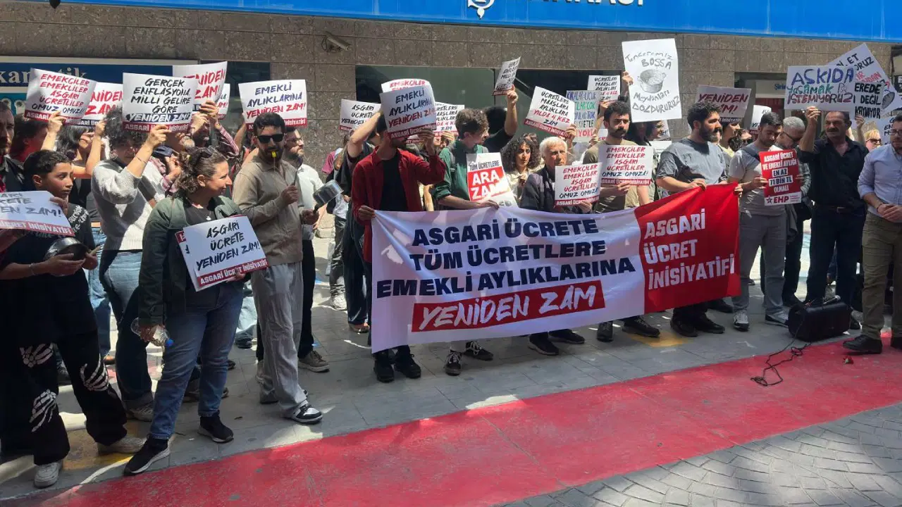 asgari-ucrete-emekli-ayligina-ucretlere-zam-istediler-tencere-tavayla-sokaga-ciktilar-2KyCNKJm.jpg