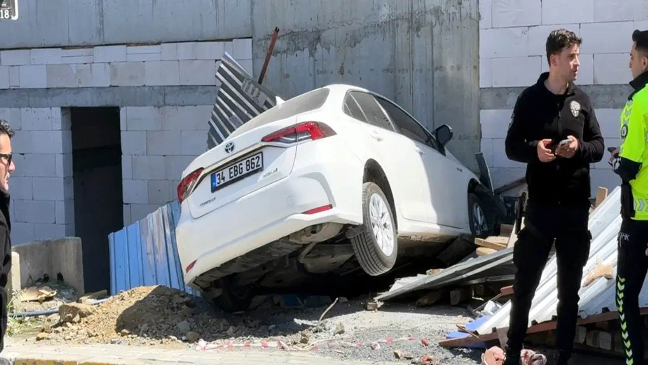 avcilarda-fren-yerine-gaza-basti-yolun-karsisina-gecen-eskiciye-carpip-santiyeye-girdi-bM3tl9ty.jpg