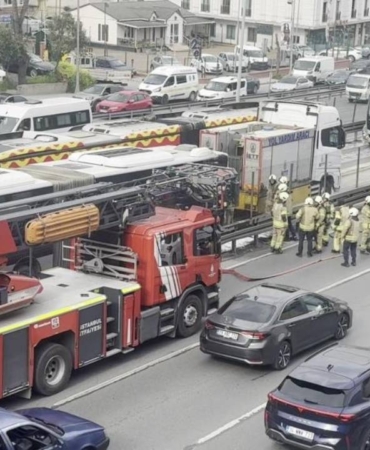 avcilarda-metrobuste-yangin-seferlerde-aksama-yasaniyor-Xd4uIpQP.jpg
