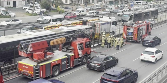 avcilarda-metrobuste-yangin-seferlerde-aksama-yasaniyor-Xd4uIpQP.jpg