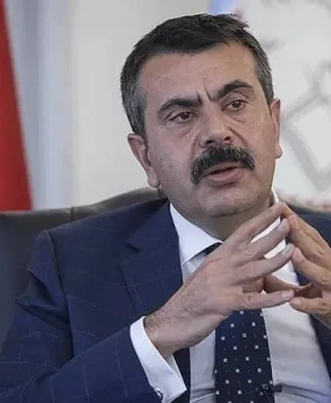 bakan-tekin-niye-elestiriyle-karsi-karsiya-kaldigimizi-anlamadik-is-dunyasiyla-is-birligini-devam-ettirecegiz-IuYCseA5.webp