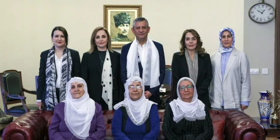 baris-anneleri-chp-genel-merkezde-ozgur-ozel-ile-gorustuler-E4DwrpGQ.webp