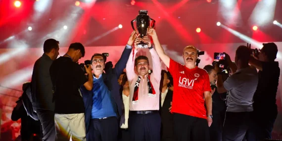 batman-petrolspor-1-ligde-sampiyonluk-kupasi-valilik-onundeki-coskulu-torenle-kaldirildi-9wH7v1Nu.webp