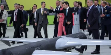 belcika-kralicesi-mathilde-kalabalik-bir-heyetle-baykarin-iha-uretim-merkezini-ziyaret-etti-X6uY5ICA.webp