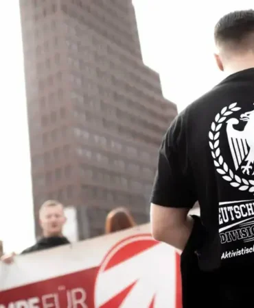 berlinde-madalyonun-oteki-yuzu-neonazi-gencler-MlhjzLYz.webp