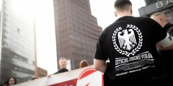 berlinde-madalyonun-oteki-yuzu-neonazi-gencler-MlhjzLYz.webp