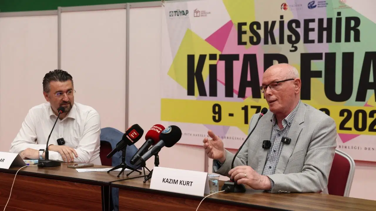 bir-halk-adaminin-yolculugu-eskisehir-kitap-fuarinda-okurla-bulustu-7gDz6vMT.jpg