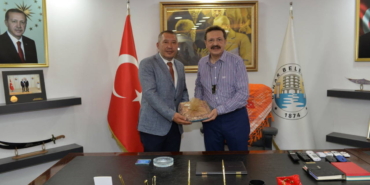 chpden-istifa-edip-akpye-gececegi-soylenen-veysel-topcunun-akp-enkazi-afisi-yeniden-gundemde-dDR2YM4A.jpg
