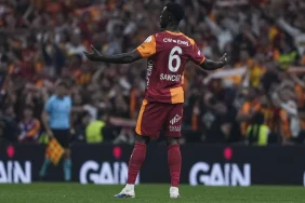 davinson-sanchez-burada-zorlu-bir-sezondan-sonra-sampiyon-olduk-ve-cok-mutluyuz-pGhrqxRY.webp