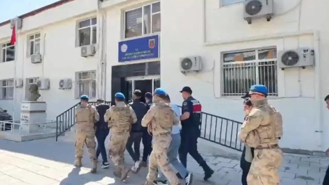 diyarbakir-ve-mersinde-216-kilo-uyusturucu-madde-ele-gecirildi-Nb9EM8KD.jpg