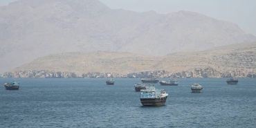 hurmuzde-gerilim-suruyor-katar-aciklarinda-yuk-gemisi-fuze-ile-vuruldu-DmAa3iiX.webp
