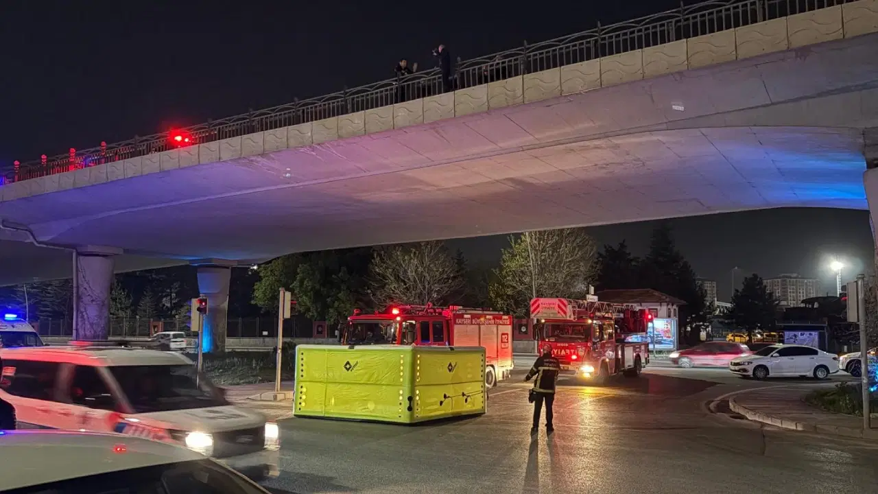 intihar-etmek-icin-kopruye-cikan-sahsi-polis-ikna-etti-lPdqUUW8.jpg