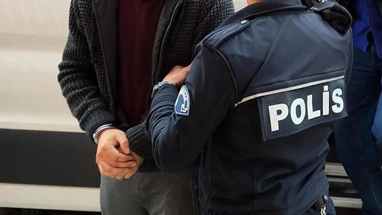 istanbulun-uc-ilcesinde-silahli-saldirilar-suc-orgutune-duzenlenen-operasyonda-13-kisi-gozaltina-alindi-3rsS842G.jpg