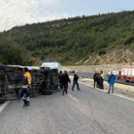 kusadasinda-otomobil-ile-minibus-carpisti-cok-sayida-yarali-var-Fv6dU17I.jpg