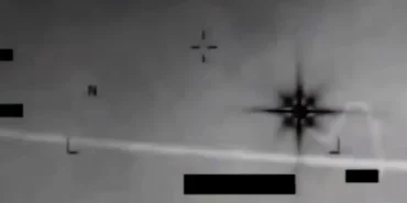 pentagon-gizli-ufo-goruntulerini-yayimladi-sekizgen-cisim-gokyuzunde-inanilmaz-hizla-hareket-etti-kaUw19hh.webp