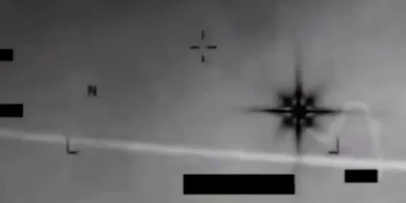 pentagon-gizli-ufo-goruntulerini-yayimladi-sekizgen-cisim-gokyuzunde-inanilmaz-hizla-hareket-etti-kaUw19hh.webp