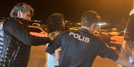 tansiyonu-yukselen-kadina-mudahale-icin-eve-geldiler-rehin-alindilar-saglik-gorevlilerini-polis-kurtardi-DWehBpSR.webp