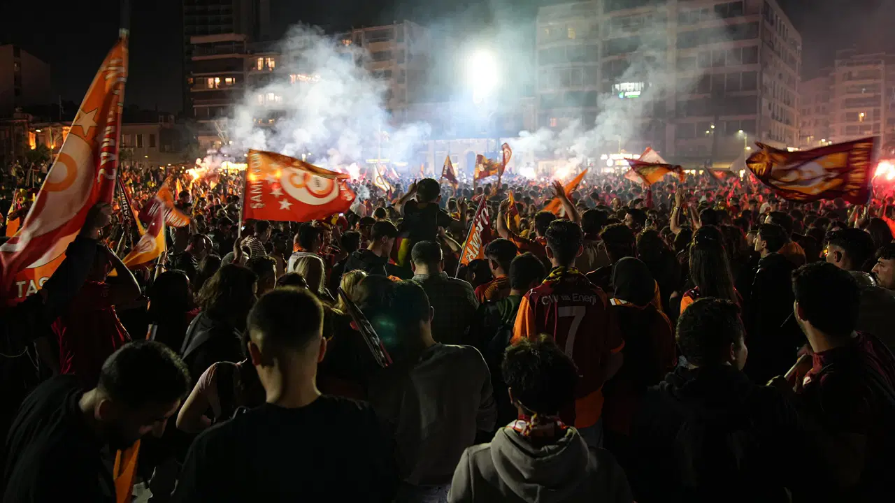 taraftarlar-meydanlara-akin-etti-galatasarayin-sampiyonlugu-istanbulda-coskuyla-kutlandi-d9sYQugE.jpg