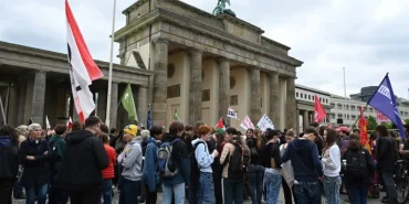 zorunlugu-askerlige-karsi-protesto-almanyada-ogrenciler-sokaga-cikti-4OOcQKUN.webp