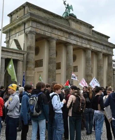 zorunlugu-askerlige-karsi-protesto-almanyada-ogrenciler-sokaga-cikti-4OOcQKUN.webp