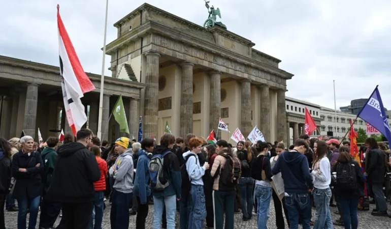 zorunlugu-askerlige-karsi-protesto-almanyada-ogrenciler-sokaga-cikti-4OOcQKUN.webp